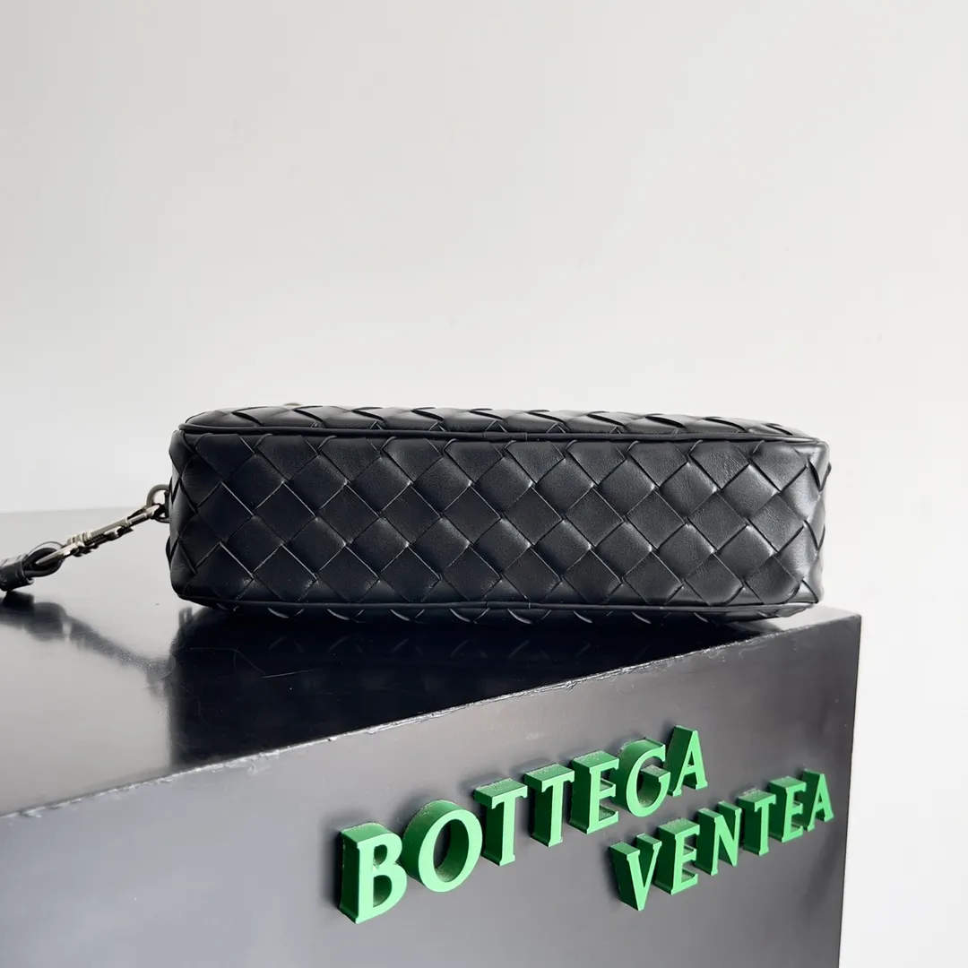Batch 1660 BOTTEGA VENETA new men's INTRECCIATO woven wristband clutch bag. This is a clutch bag that can be hung on the wrist. It is more portable than other clutch bags. It can also hold some daily necessities. It is small and does not take up space to carry with you. The cow leather is durable and rich in texture. The classic weave is low-key and high-end. There are six card slots inside, which is very suitable for storing various cards such as ID cards and driver's licenses when traveling✈️ Style number: 777390 Size: 25*15*6.5cm